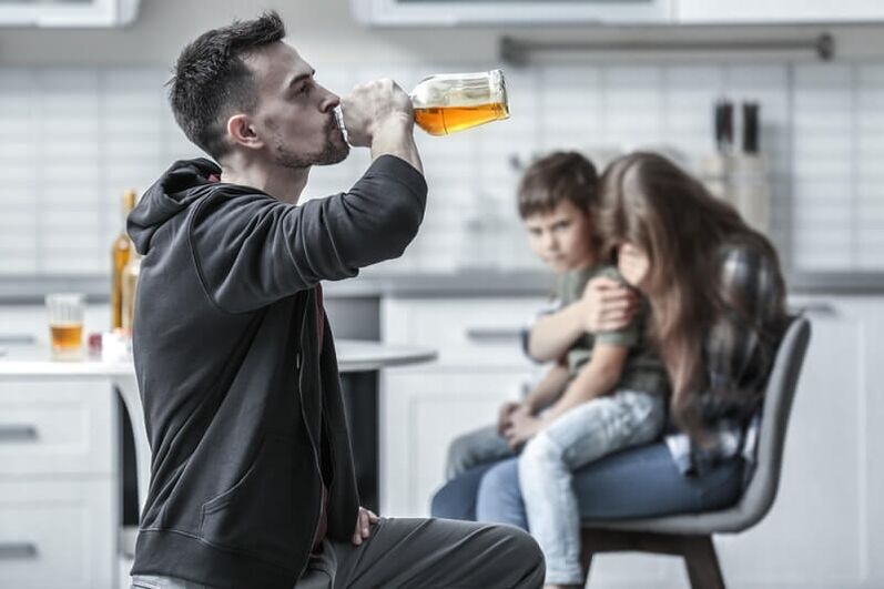 čovjek pije alkohol kako mu pomoći da prestane